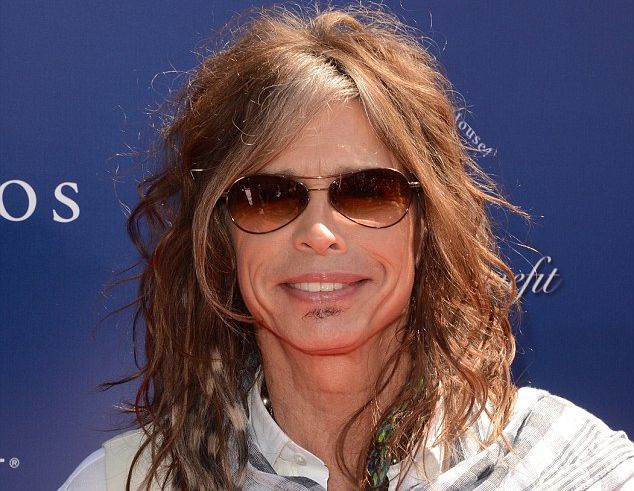 Steven Tyler (Aerosmith) interpreteaza hit-ul Extreme, „More Than Words Can Say”